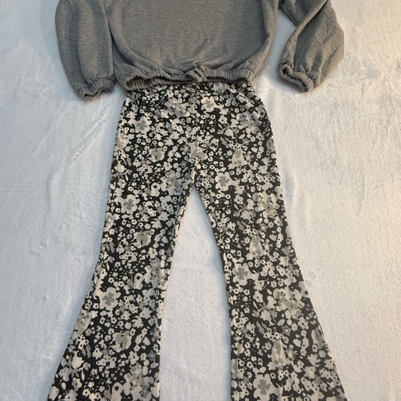 Jessica Simpson Girls Size 6X Ruffle Sleeve Hoodie
& Printed Ruffle-Hem Pant Set - Picture 2 of 7